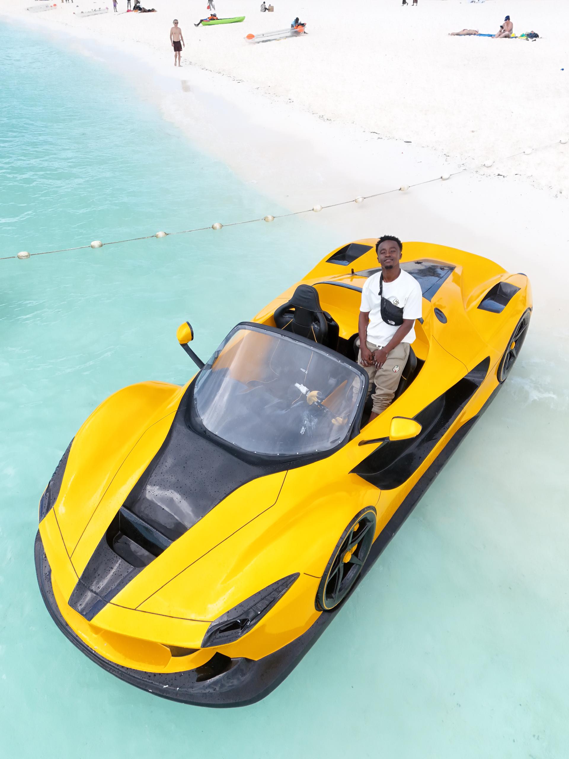 Voiture jaune sur la plage